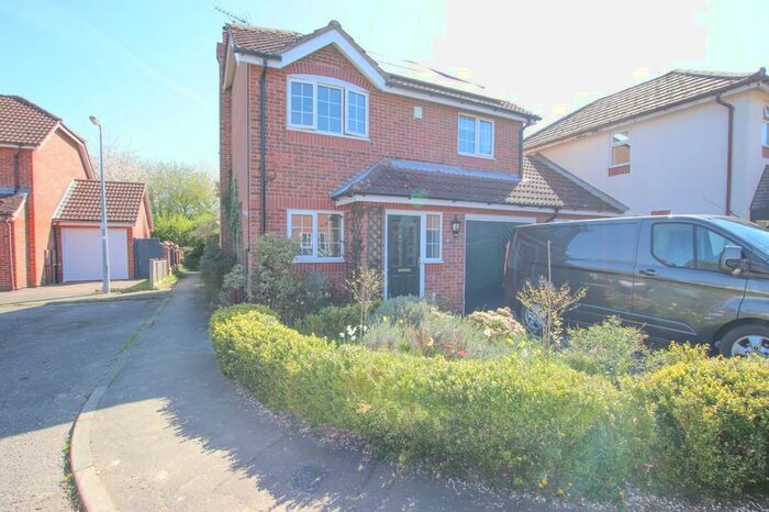 3 Bedroom Link Detached House To Rent In Stable Close, Colchester, CO3
