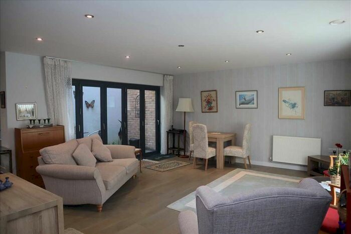 3 Bedroom End Of Terrace House To Rent In Station Approach Road, Coulsdon, CR5