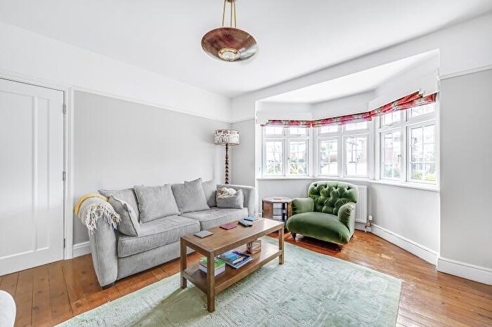 4 Bedroom House To Rent In Mayfield Avenue London, N14