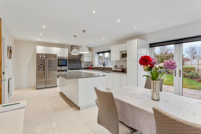 5 Bedroom Detached House To Rent In Furzehill Road, Borehamwood, WD6