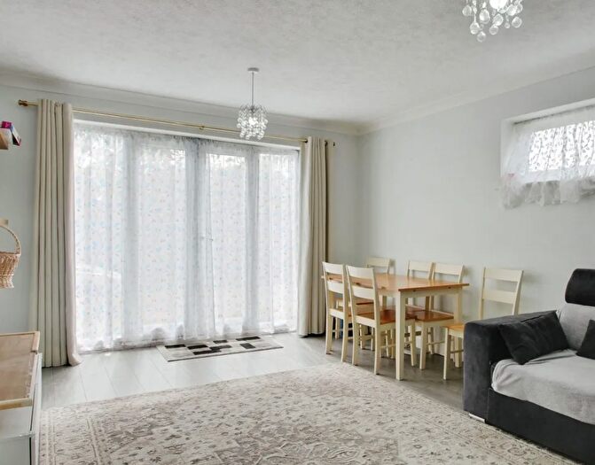 2 Bedroom Maisonette To Rent In Bartram Close, Uxbridge, UB8