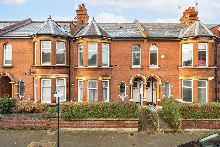 3 Bedroom Flat To Rent In Telferscot Road, Balham, SW12