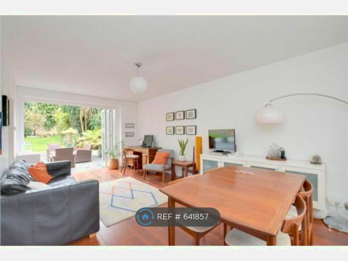 3 Bedroom Detached House To Rent In Biscoe Way, London, SE13