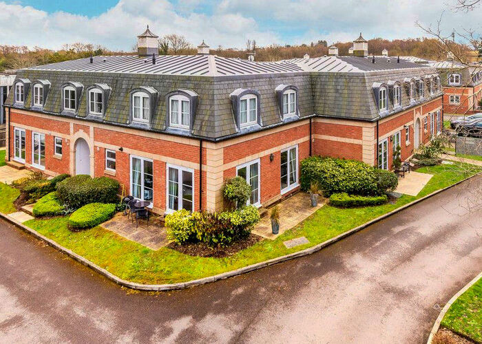 2 Bedroom Apartment To Rent In The Pavilions, Worth, RH10