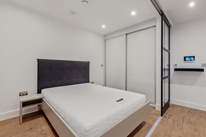 Flat To Rent In Uncle Colindale, Aerial Square, NW9