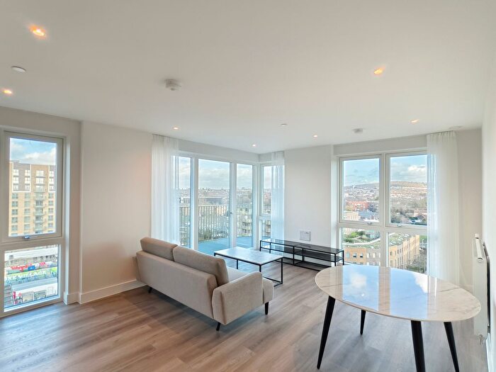 3 Bedroom Flat To Rent In Cairncross House, Townsend Road, London, SE3