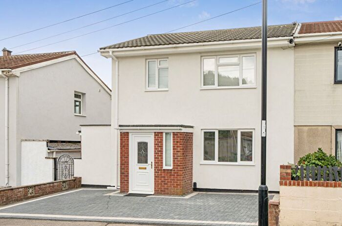 3 Bedroom Semi-Detached House To Rent In Smythe Road, Southampton, Hampshire, SO19