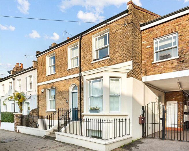 2 Bedroom Flat For Sale In Tonsley Hill, Wandsworth, London, SW18