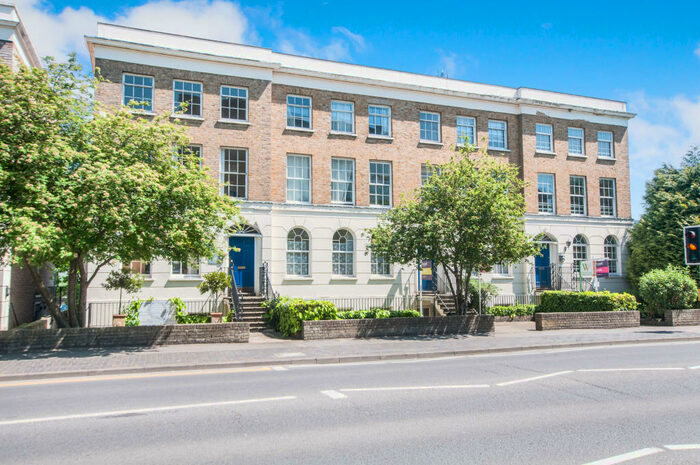 2 Bedroom Apartment To Rent In Queensgate House, SL6