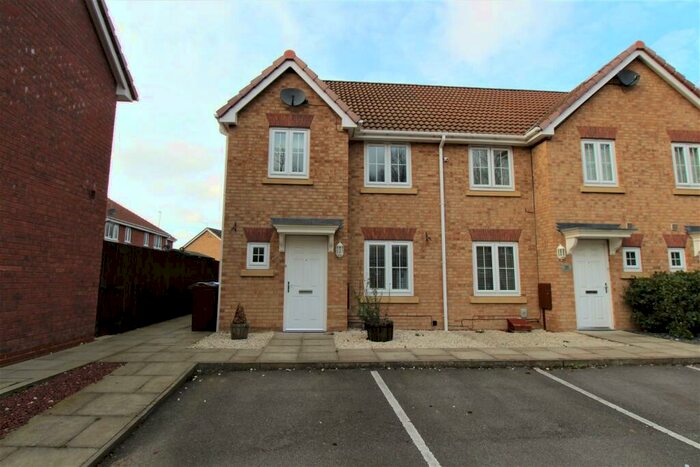 3 Bedroom End Of Terrace House To Rent In Ladybower Way, Kingswood, Hull, HU7