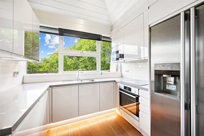 3 Bedroom Flat To Rent In Old Church Street, London, SW3