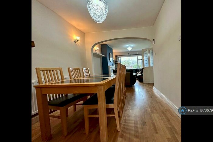 4 Bedroom Semi-Detached House To Rent In Highwood Avenue, Leeds, LS17