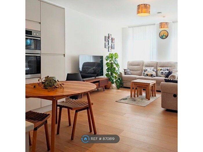 3 Bedroom Flat To Rent In Grove Park, London, NW9
