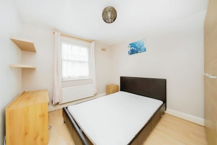2 Bedroom Flat To Rent In Avondale Crescent, Enfield, EN3