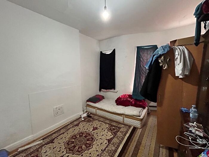3 Bedroom Flat For Sale In Frinton Mews, Gants Hill, Ilford, Essex, IG2