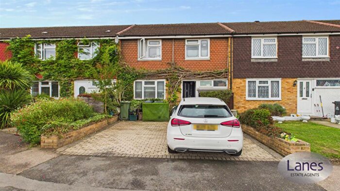 3 Bedroom Terraced House For Sale In Green Close, Cheshunt, EN8