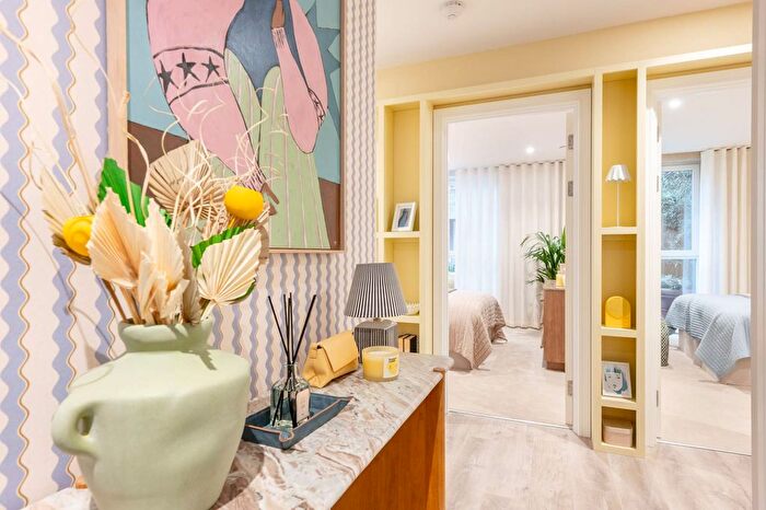 2 Bedroom Flat For Sale In Grand Union, Alperton, HA0