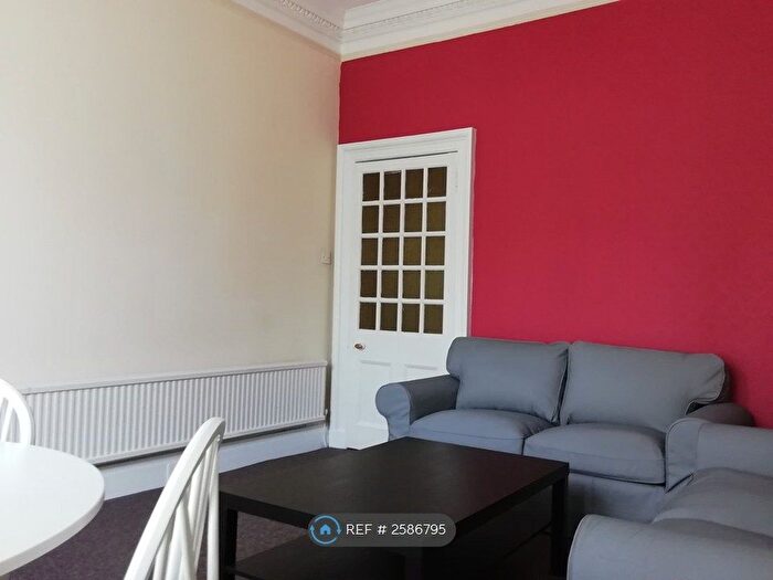 2 Bedroom Flat To Rent In Port Street, Stirling, FK8