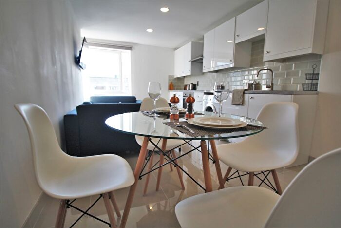 3 Bedroom Flat To Rent In Flat, Clarendon Road, Leeds, West Yorkshire, LS2