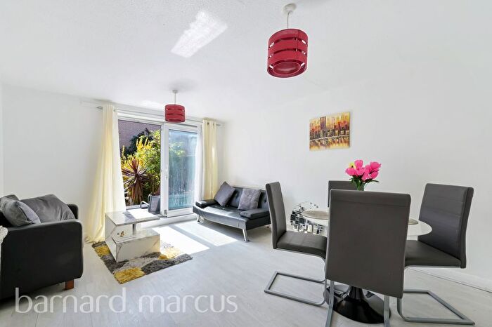 2 Bedroom Property To Rent In Gerards Close, London, SE16