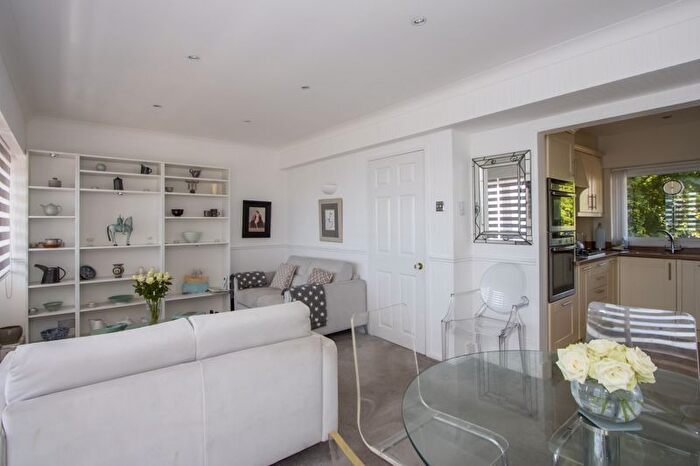 3 Bedroom Flat To Rent In Windsor Court, The Esplanade, Penarth, CF64