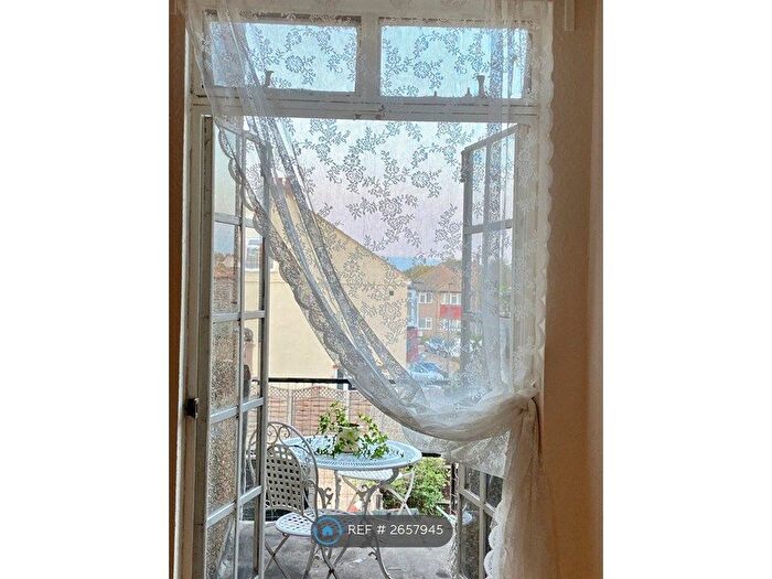 3 Bedroom Flat To Rent In High Street, West Wickham, BR4