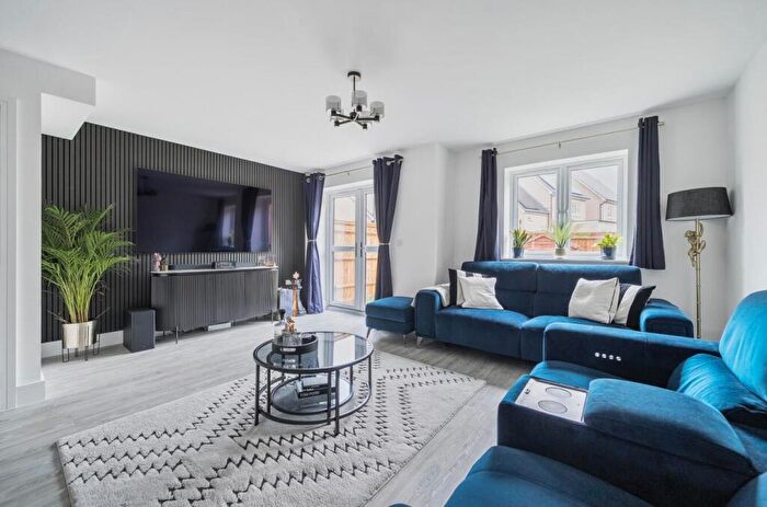 3 Bedroom House For Sale In Lake Avenue, Mytchett, GU16