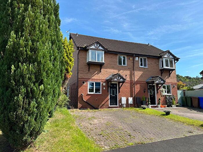 3 Bedroom Semi-Detached House For Sale In Ashurst Close, Hyde, SK14