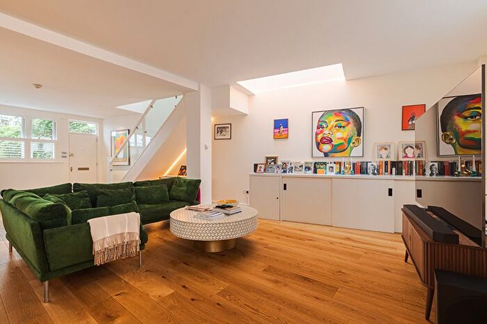 2 Bedroom End Of Terrace House To Rent In Kingsley Mews, Kensington, London, W8