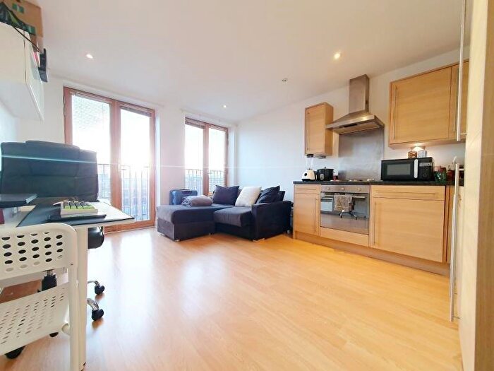 2 Bedroom Flat To Rent In Cornwood Lane, Shirley, Solihull, West Midlands, B90