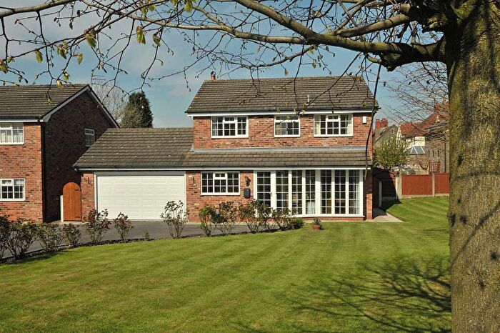 4 Bedroom Detached House For Sale In South Acre Drive, Macclesfield, SK11