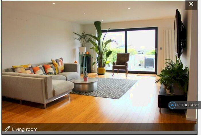 2 Bedroom Flat To Rent In I, Woodingdean, Brighton, BN2