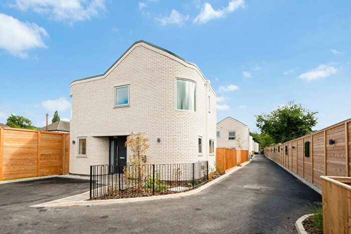 4 Bedroom Semi-detached House For Sale In Rothbury Row, Isleworth, TW7