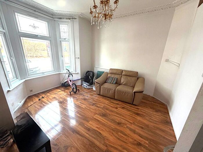 3 Bedroom Flat To Rent In Forest Drive, London, E12
