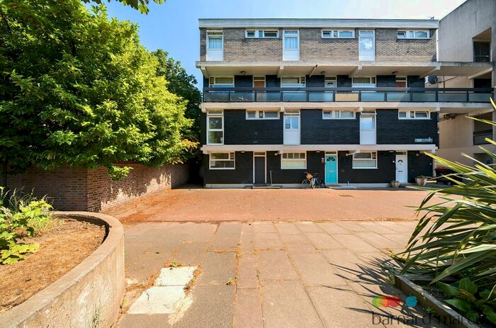 3 Bedroom Flat To Rent In Bolingbroke Walk, London, SW11