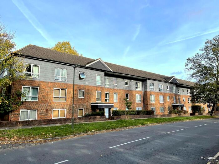 2 Bedroom Flat To Rent In The Avenue, Worcester Park, KT4