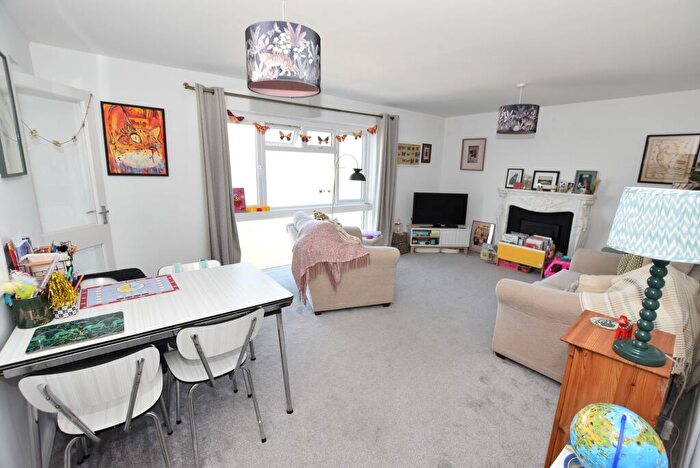 2 Bedroom Flat For Sale In Third Avenue, Cliftonville, CT9 - Photo 3
