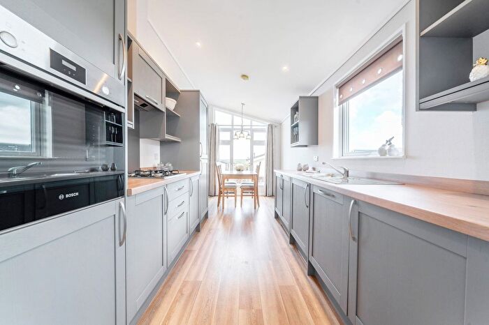 2 Bedroom Mobile/park Home For Sale In Near Bude, Cornwall, EX23