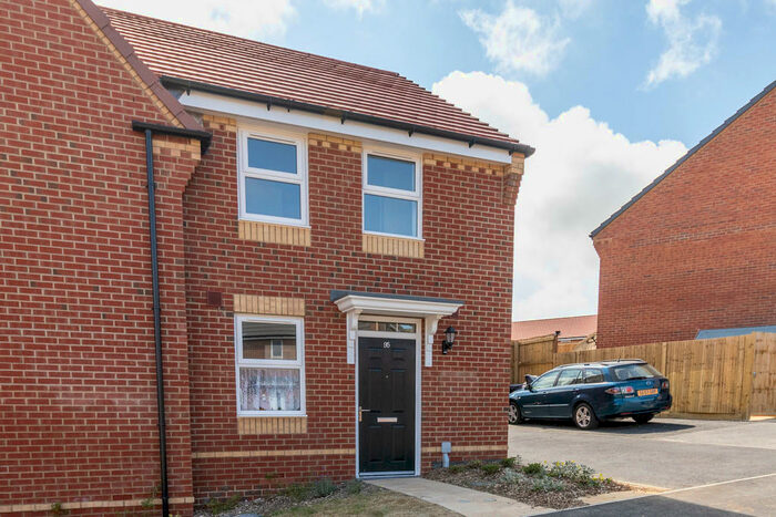 3 Bedroom Semi-Detached House To Rent In Godric Road, Newport, PO30