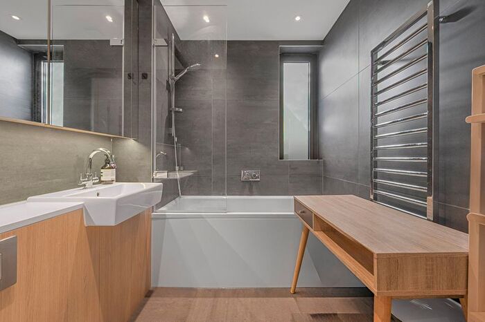 4 Bedroom Flat To Rent In Walcot Square, Kennington, SE11