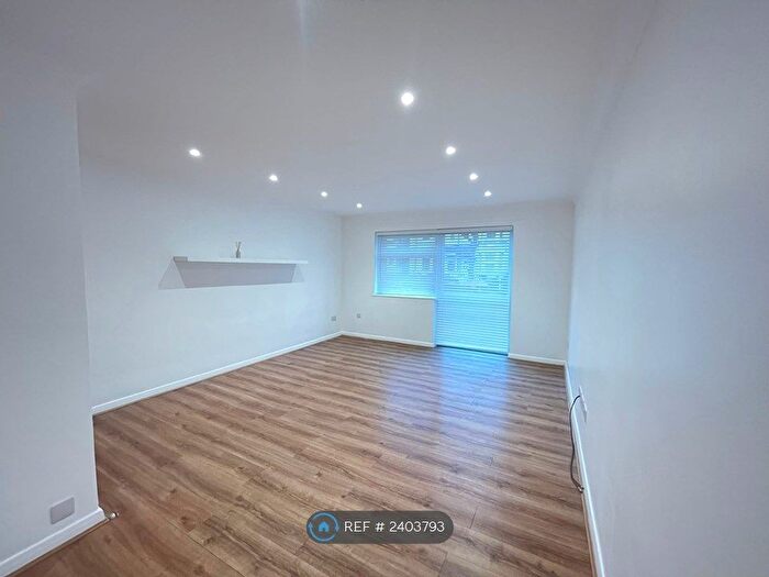 2 Bedroom Flat To Rent In Beaconsfield Court, London, N11