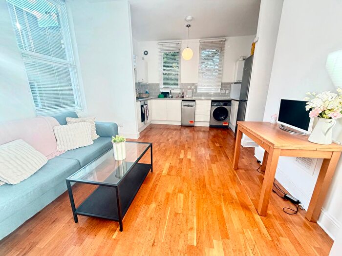 3 Bedroom Flat To Rent In Cathcart Hill, London, N19