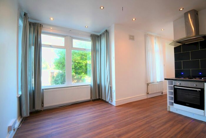 2 Bedroom Flat To Rent In Lytton Road, London, Greater London E11