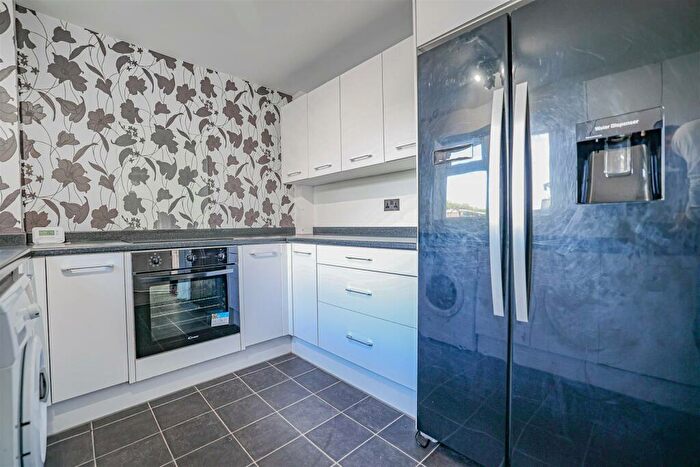 2 Bedroom Apartment To Rent In Hilldown Road, Hemel Hempstead, HP1