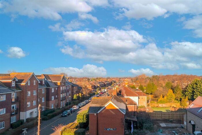 1 Bedroom Flat For Sale In Lumley Road, Horley, RH6