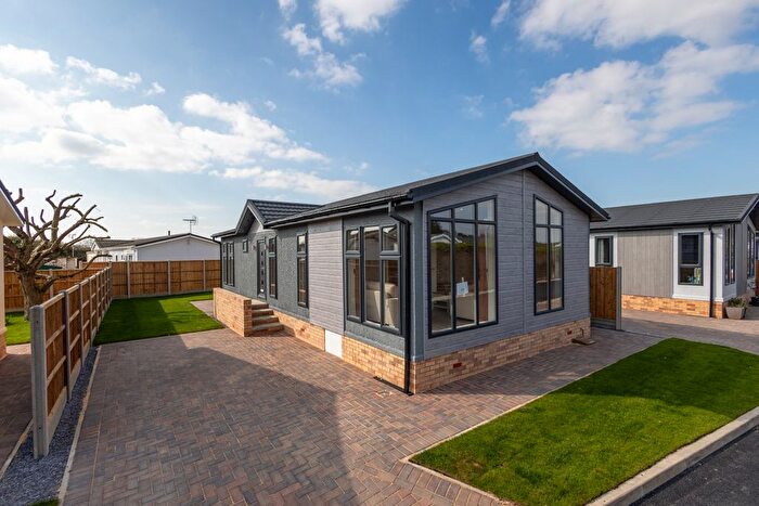 2 Bedroom Mobile/park Home For Sale In Denny End Road, Waterbeach, CB25