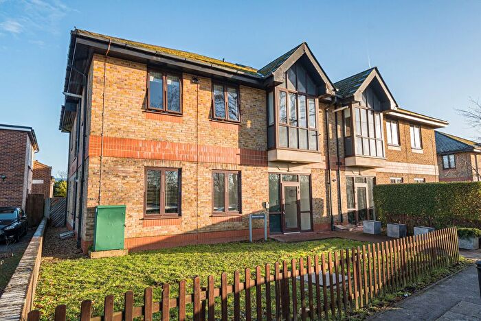 2 Bedroom Flat For Sale In Hanworth Lane, Chertsey, KT16