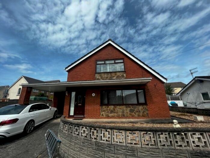 3 Bedroom Detached House To Rent In Y Llwyn, Coedcae, Llanelli, SA15