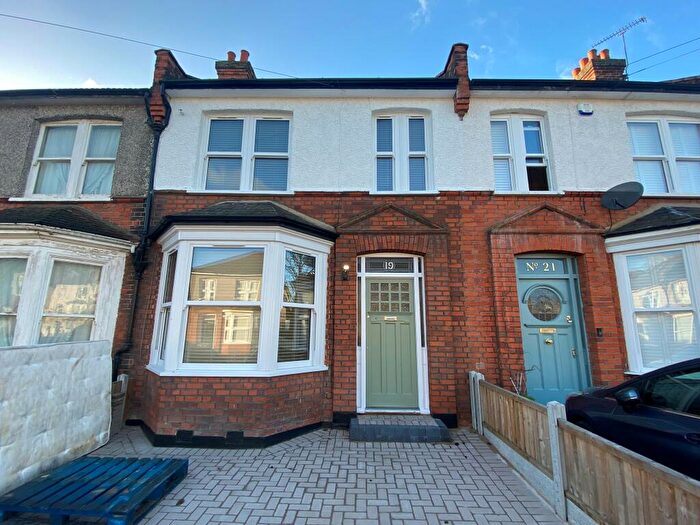 Terraced House To Rent In Garbutt Road, Upminster, RM14