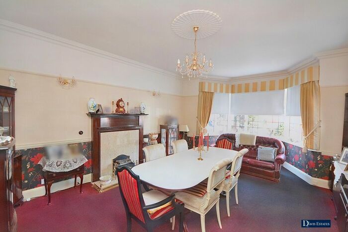 4 Bedroom Detached House For Sale In Oaklands Avenue, Romford, RM1